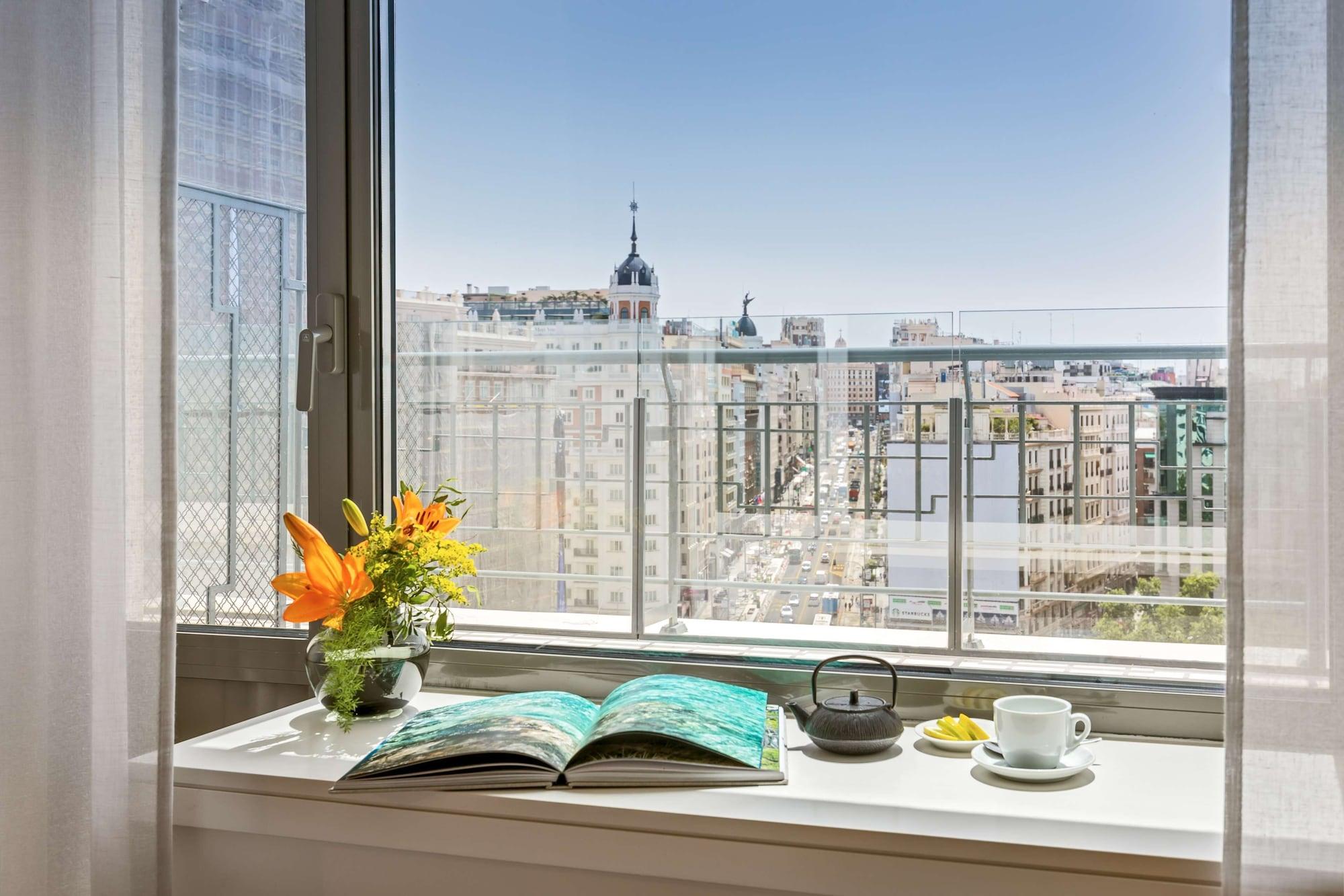 Barcelo Torre De Madrid Hotel Luaran gambar View from a window