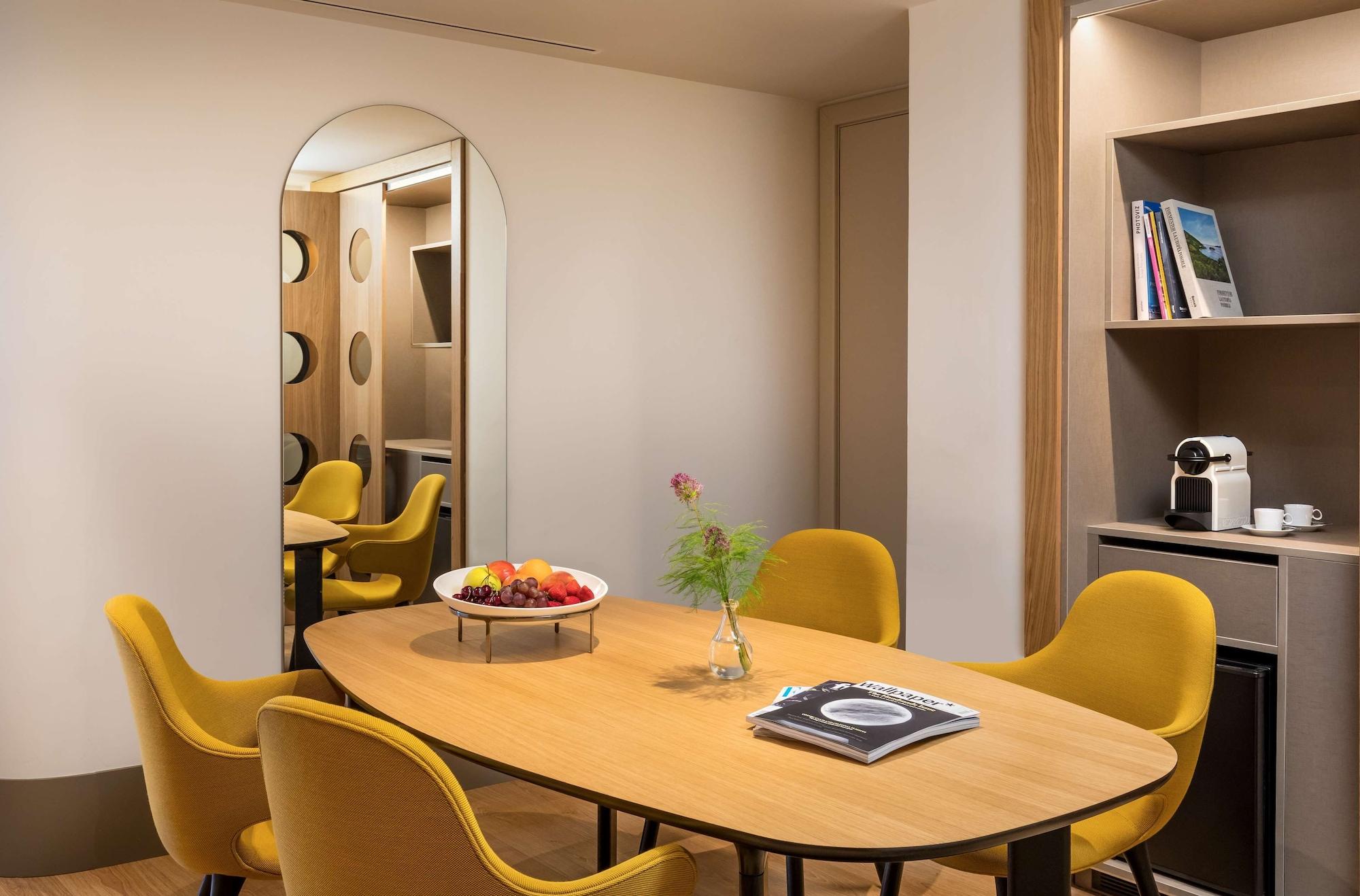 Barcelo Torre De Madrid Hotel Luaran gambar The interior of a suite at the hotel