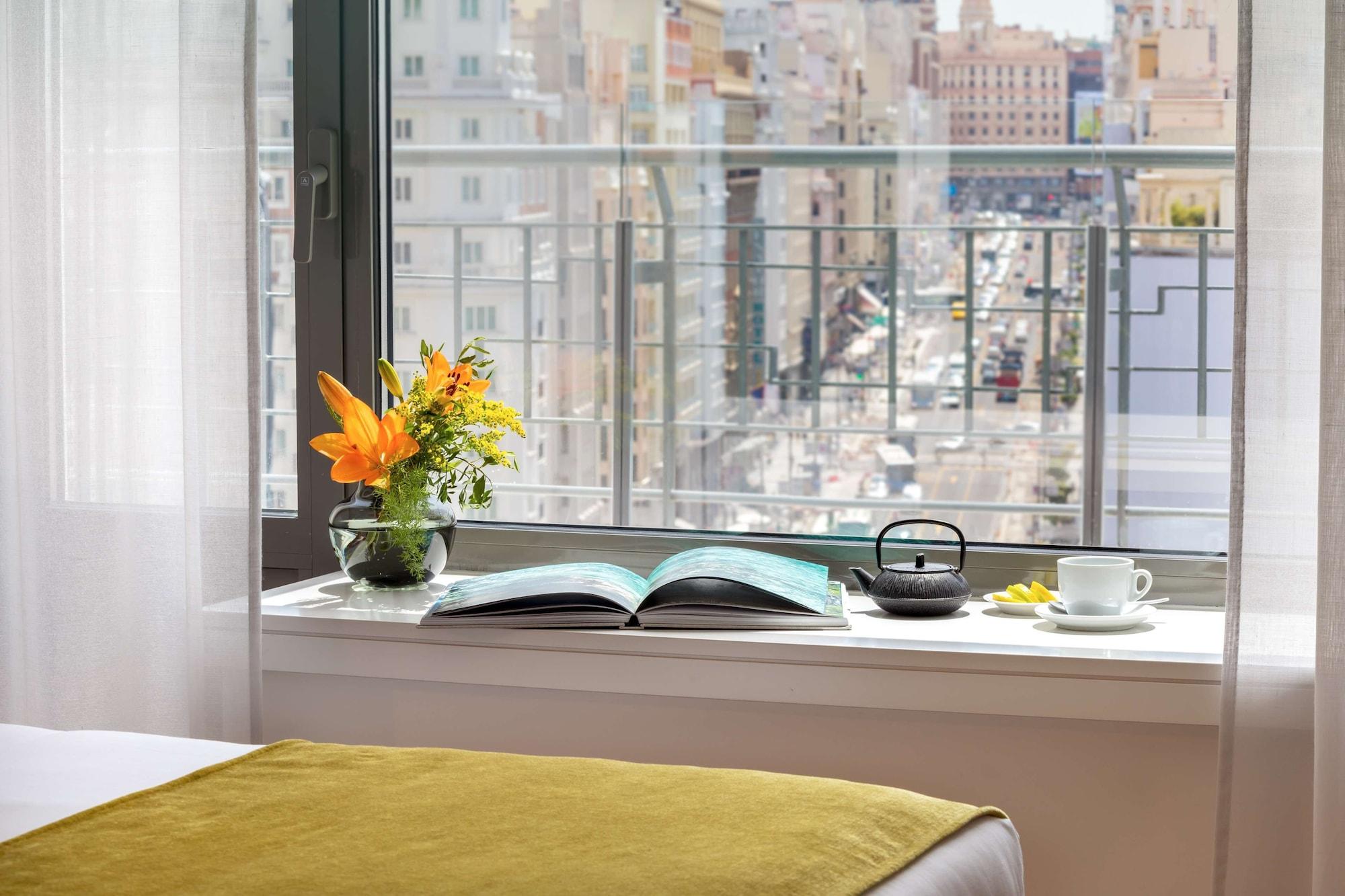 Barcelo Torre De Madrid Hotel Luaran gambar A windowsill