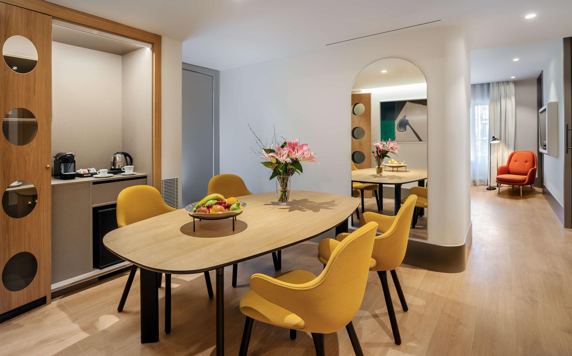 Barcelo Torre De Madrid Hotel Luaran gambar A suite at the hotel