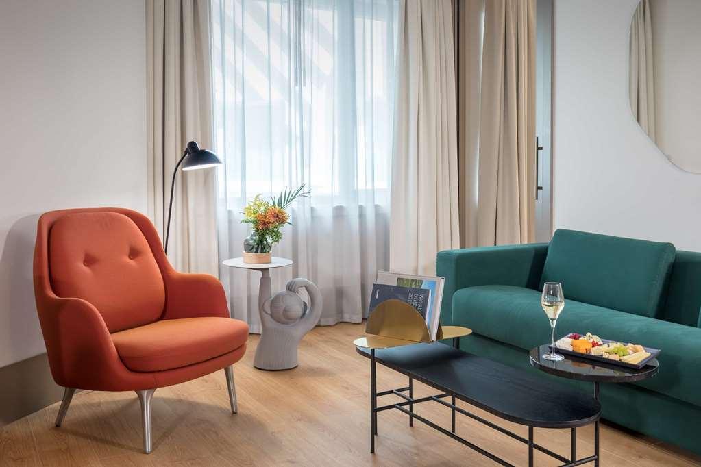 Barcelo Torre De Madrid Hotel Bilik gambar A living room at the hotel