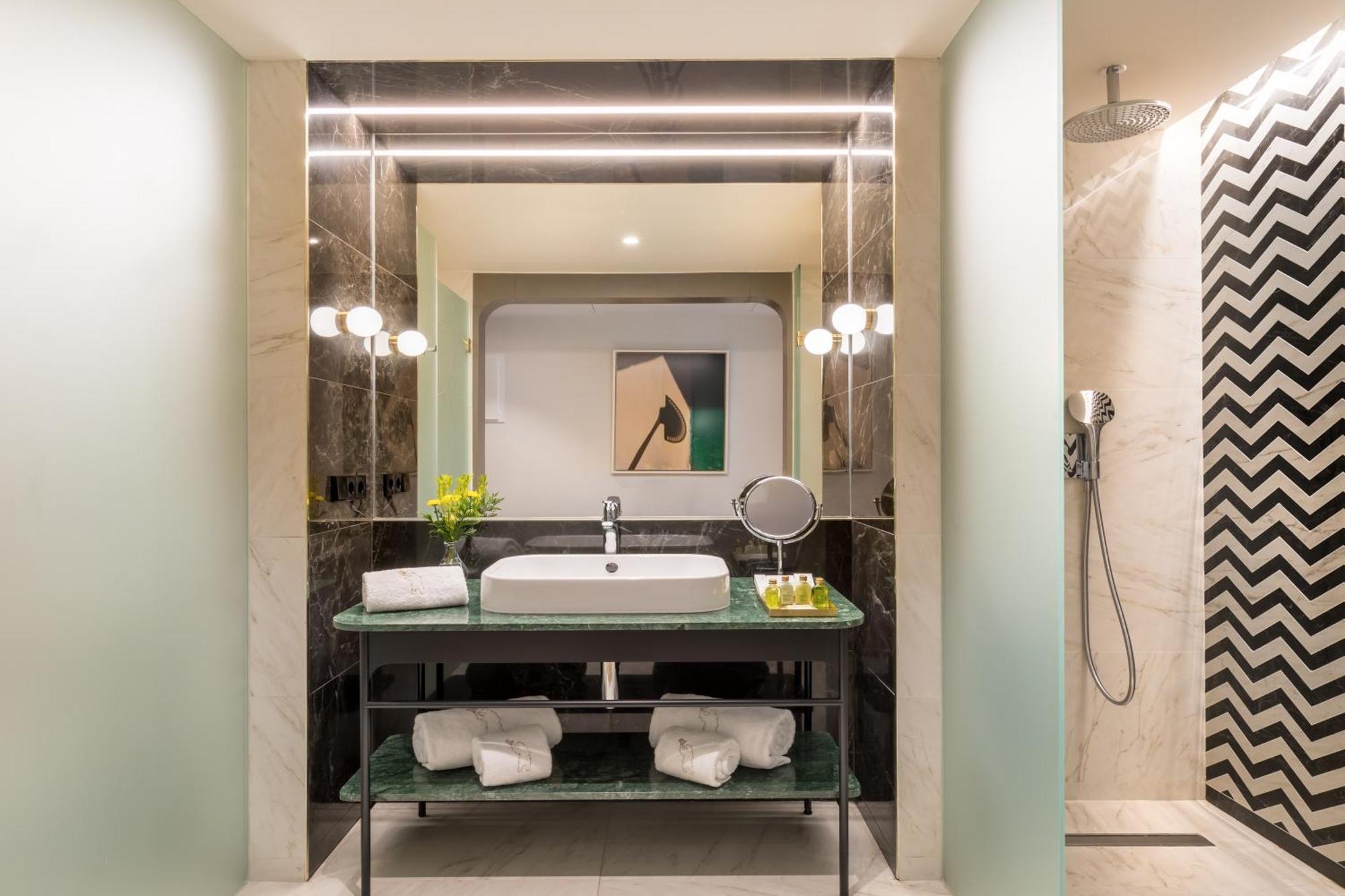 Barcelo Torre De Madrid Hotel Luaran gambar Bathroom