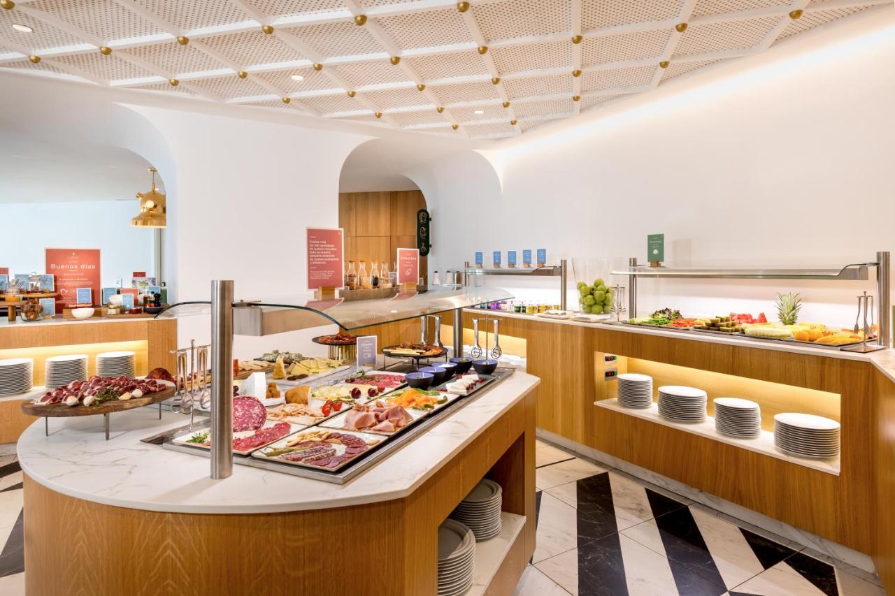Barcelo Torre De Madrid Hotel Luaran gambar A buffet at a hotel